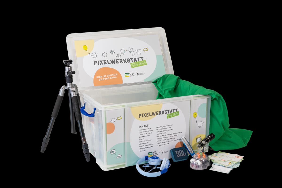 Die Leihbox der PIXELWERKSTATT to go: eine durchsichtige Box mit blauen Griffen und buntem Aufkleber
